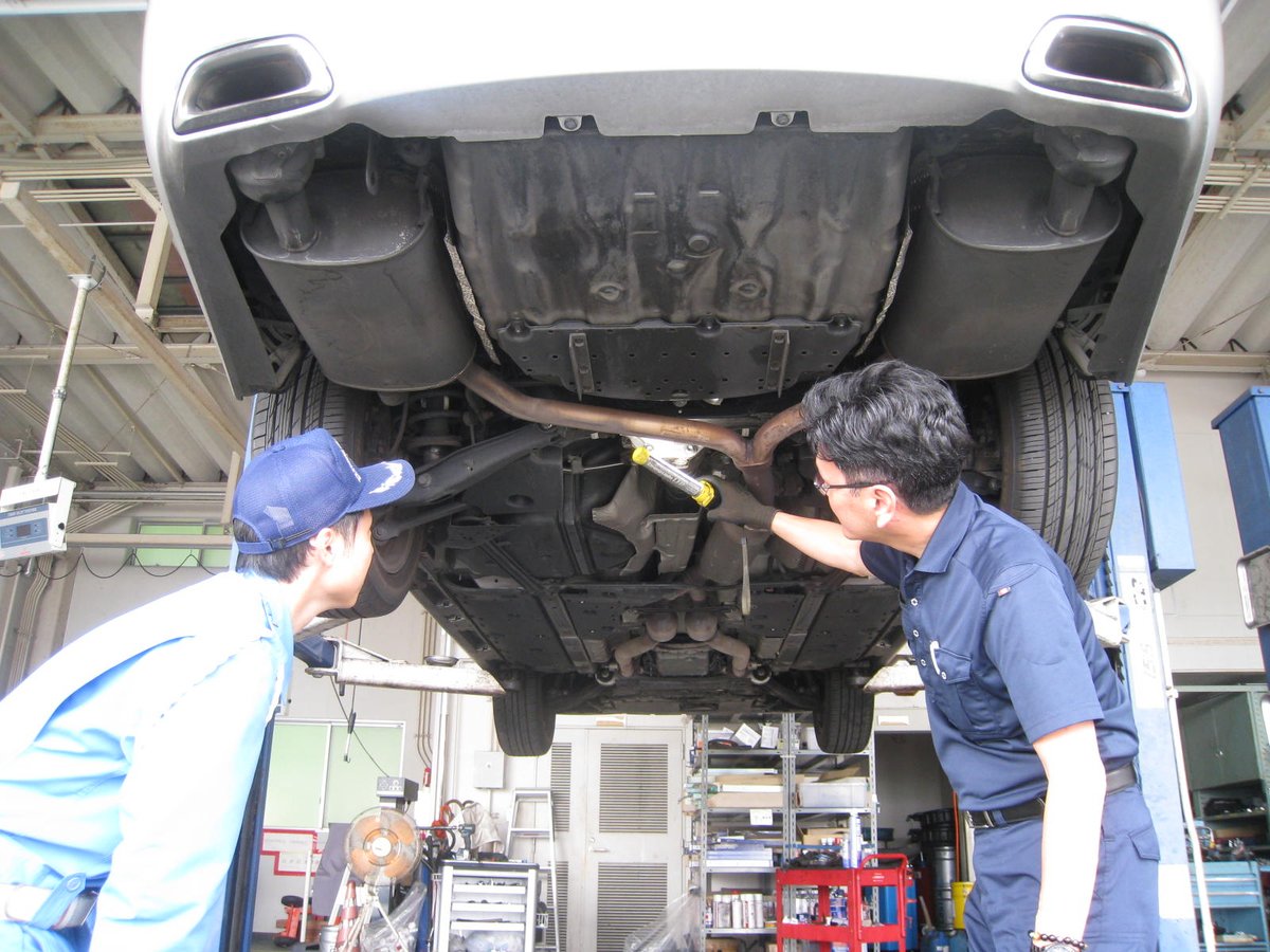 goroukun_spp's tweet photo. 【高速道路交通警察隊】
高速隊で使用している #パトカー の整備を行いました🚓
車の不調や異音は、危険を知らせる大切なサインです⚠
#点検整備 をして安全に運転しましょう！
写真のパトカーは #エンジン 載せ替え済みで走行距離８０万キロを突破しました㊗
#月往復の距離 https://t.co/LlLWarVO9J