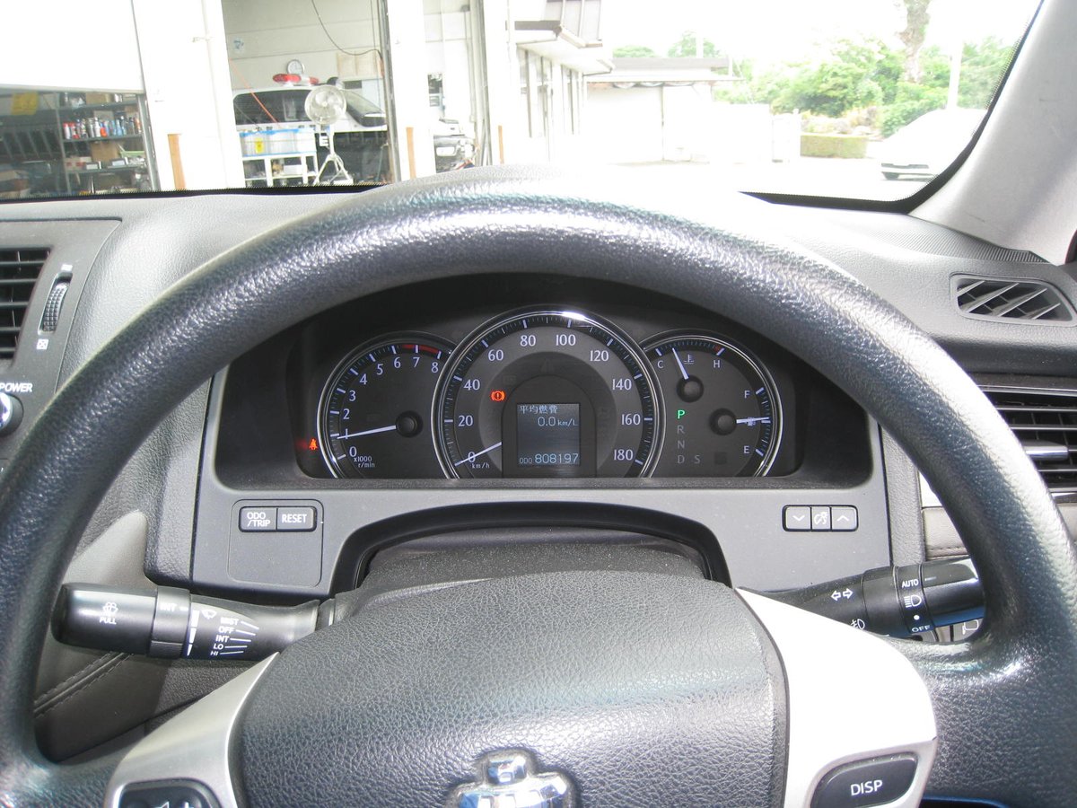 goroukun_spp's tweet photo. 【高速道路交通警察隊】
高速隊で使用している #パトカー の整備を行いました🚓
車の不調や異音は、危険を知らせる大切なサインです⚠
#点検整備 をして安全に運転しましょう！
写真のパトカーは #エンジン 載せ替え済みで走行距離８０万キロを突破しました㊗
#月往復の距離 https://t.co/LlLWarVO9J