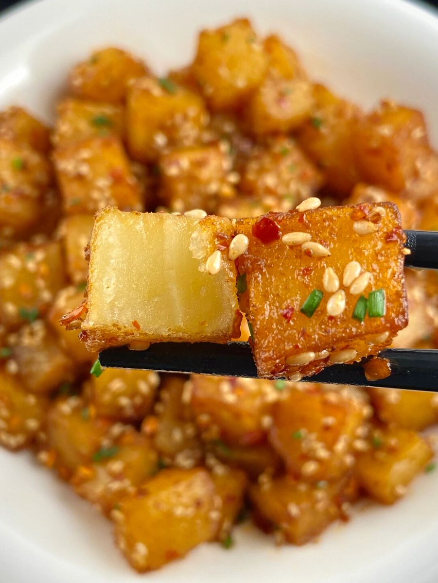 ostvupz5WzHXVXz's tweet photo. Craving crispy golden fried potato skewers with z cumin u0026 chili powder—perfect quick bite on the street! ， https://t.co/U7FONfPmOm