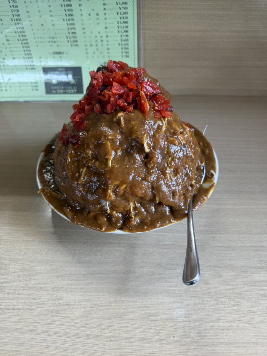FoxfewXXX2's tweet photo. 柏崎行くなら 萬来 というお店のカツカレー食べてきてよ。と、これだけの情報で
普通盛りを頼みました。
20分待ってからの第一声

ホシノ 「え？」
店員     「え？」
冷やし中華啜ってるおばちゃん 「え？」

 #萬来
 #柏崎 https://t.co/idVwN7wbfK