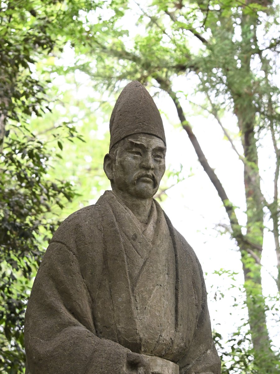 ranzan_museum's tweet photo. 6月22日は畠山重忠の命日です。
源頼朝に仕え、数々の武功をたてた畠山重忠。元久２年（1205）6月22日、二俣川で非業の死をとげました。重忠が居したと伝えられる菅谷館跡の土塁上には、鎌倉の方角を見つめる重忠像が静かにたたずんでいます。
#畠山重忠　#菅谷館跡 https://t.co/fjdJt0w4jP