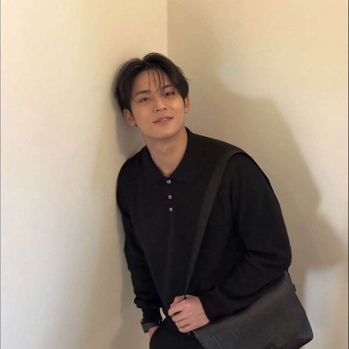 ahlovecheolie's tweet photo. this genre of mingyu pics na he has this leading man of a romcom film italicized oh moment look in his eyes #gets_ba https://t.co/tk8OoVDsSQ
