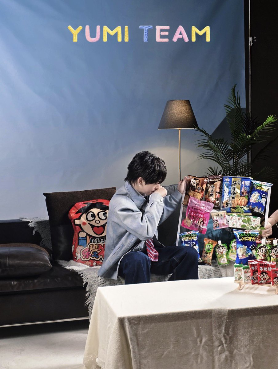 Chxp_SW's tweet photo. ทีมไลฟ์งาน #WantWantXSanta ของน้องต้าเมื่อวาน มาชมน้องยาวเลย น่ารักมากกก

Yumi Team: น้องแซนต้าคือน่ารักเกินไปมาก ดูไลฟ์นี้เพลินจนละสายตาไม่ได้ 

ไลฟ��นี้ถูกคนน่ารักยึดไปหมดแล้ว~ ครั้งนี้เป็นไลฟ์ของน้องแซนต้ากับหวังจื่อ ก่อนเริ่มไลฟ์ก็ยังวิ่งจัดการนู่นนี่กันอยู่เลย แต่พอน้องออกกล้องเท่านั้นแหละ หัวใจของทีมงานก็ละลายกันหมด น่ารักเกินไปจริงๆ ความเป็นธรรมชาติและความจริงใจที่ปิดไม่มิดแบบนั้น กล้องแทบเก็บความน่ารักได้ไม่พอเลย

ทั้งการเซ็ตสตูดิโอ จัดไฟ และ��ูแลไลฟ์ทั้งหมด ทีมเราจัดการกันเองหมด แต่พูดตรงๆว่าฮีโร่ตัวจริงของงานนี้คือความน่ารักของน้องหน้ากล้องต่างหาก บรรยากาศไลฟ์ดีจนแทบไม่ต้องเหนื่อยดูแลอะไร ผลลัพธ์ที่ออกมาก็ดีมาก คนดูมีส่วนร่วมตลอด คอมเม้นไหลไม่หยุดเลย ขอบคุณทุกคนที่แวะมาซัพพอร์ตกันนะคะ
