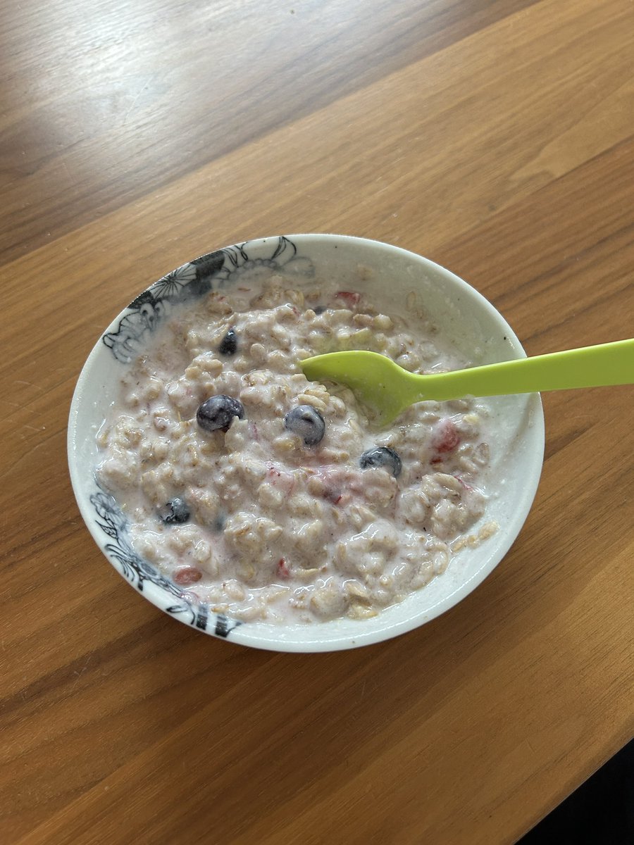 KC_vnkc_FP's tweet photo. オートミールヨーグルト🥣
只今絶賛ハマり中！
食物繊維と発酵食品！ https://t.co/xFMcAofBNh