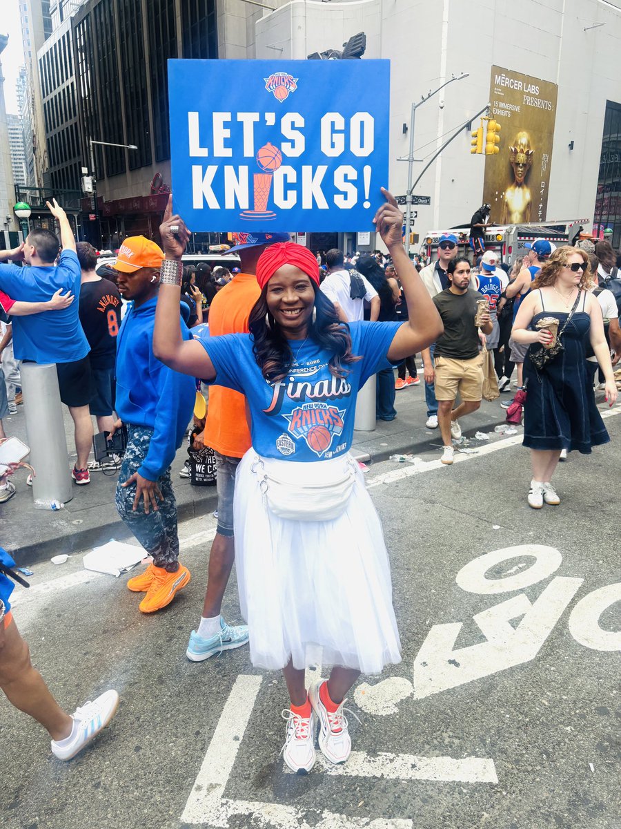 MCDebbieD's tweet photo. What an incredible day in New York City! #KnicksParade 🏀🎉 https://t.co/FVKgldqGJf