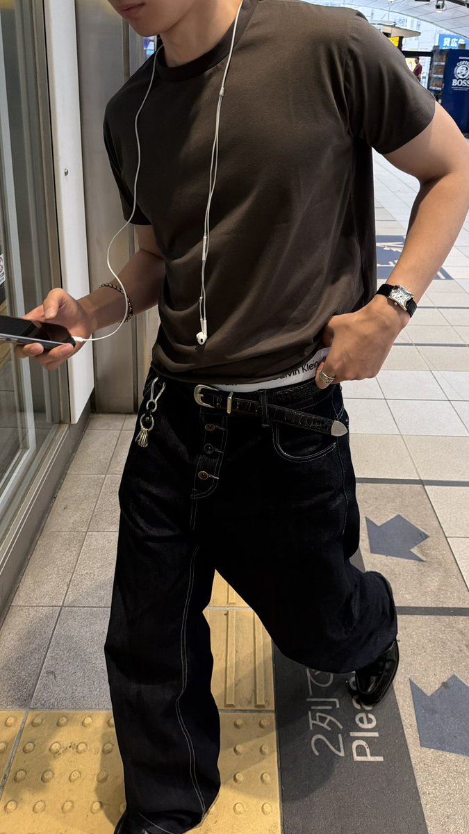 tksk1975's tweet photo. 結局夏は無地Tが1番 https://t.co/0Kjr7LwWON