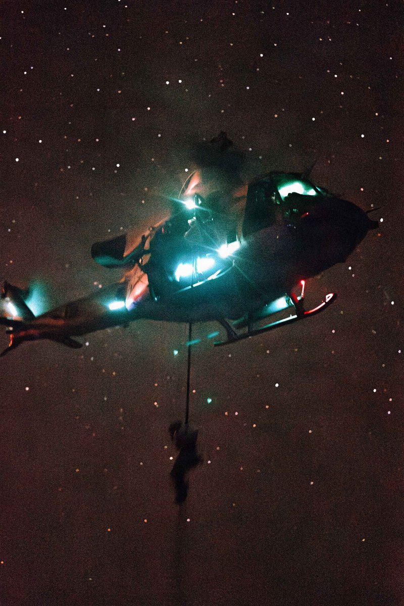 US7thFleet's tweet photo. Strike swift, hit hard. 💥🇺🇸

The 11th Marine Expeditionary Unit hones fast-roping capabilities from a UH-1Y Venom on USS Boxer (LHD 4) in the South China Sea. Lethal and ready units project power and deter aggression across the region.

#BlueGreenTeam | #US7thFleet https://t.co/QGV1chY5QN