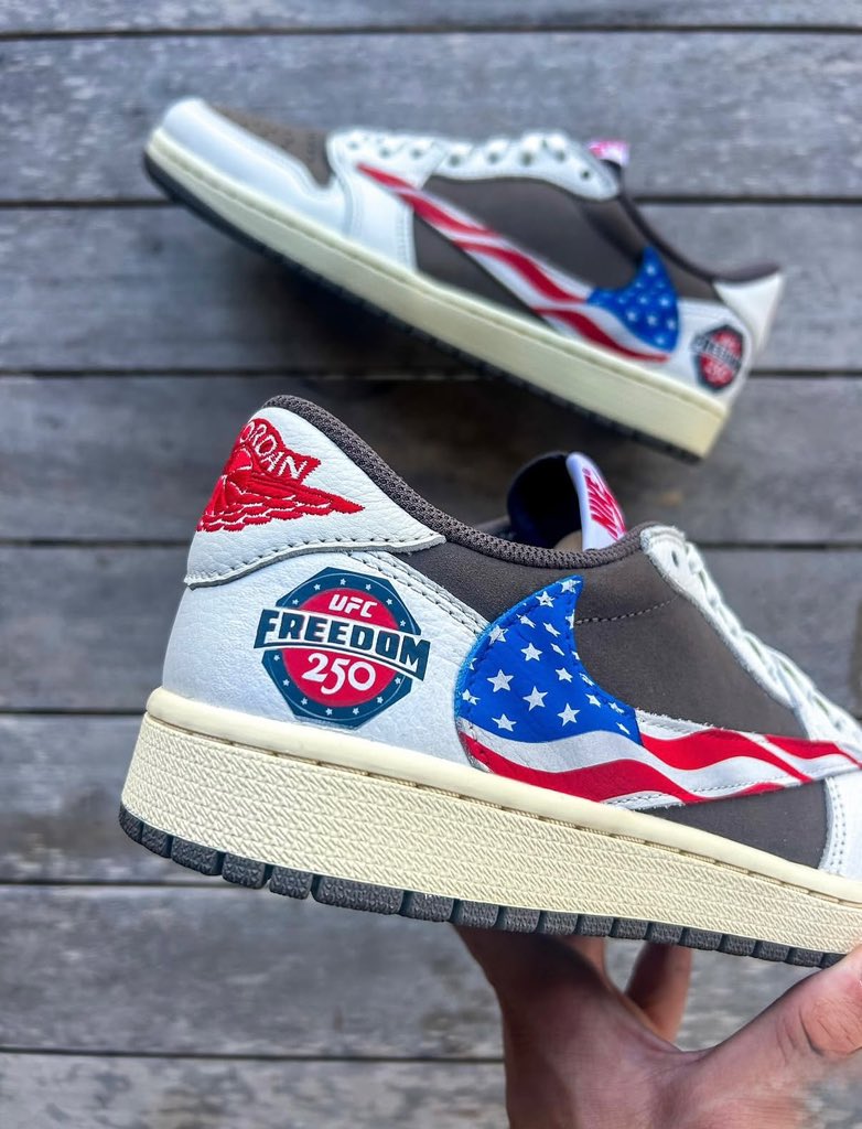 RIZIN_bozu's tweet photo. 📰NEWS：UFCダナ・ホワイト、ホワイトハウス大会はUFC Freedom 250仕様にカスタムされたAir Jordan1 Low OG × Travis Scott⚡️

ダナは現在56歳、センスが若い💥

pic. @ufc &amp; coolkicks IG｜#UFCWhiteHouse #TravisScott #AJ1 https://t.co/4RLkP6QbdO