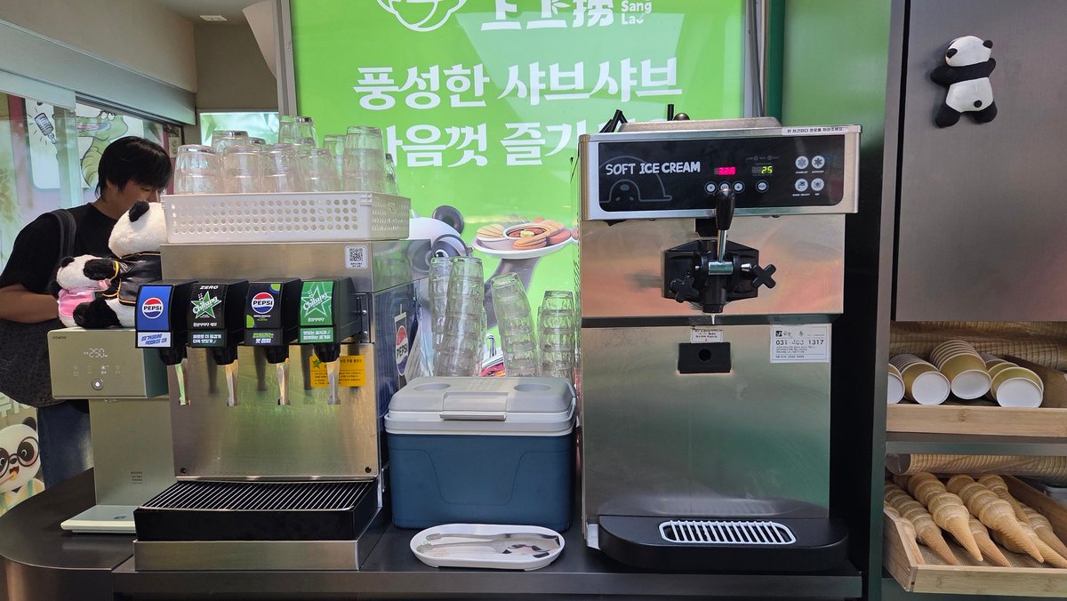 mo_goe_'s tweet photo. 얘들아 용가훠궈말구 근처에 있는 상상라오회전훠궈가라
맛도 더 깔끔하고 용가랑 같은 가격에 구이까지 1인 2판 가능함
에그타르트랑 사이드 다 있고 아이스크림도 있음 야채랑 고기 종류도 상상라오가 훨씬 많은 느낌 https://t.co/4TjcIaqW2q