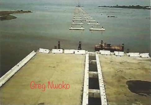 nwoko_greg62705's tweet photo. These photos shows the famous “bridge to nowhere” phase of 3rd Mainland Bridge, Lagos from 1980-1988:

Phase 1: Completed 1980, opened by President Shehu Shagari. 

Ran from Lagos Island to Adekunle/Yaba.

The 8-year gap: Construction stalled after 1980. 

The deck just ended over the lagoon for years, 1980-1988 (Photos 1 and 2).

It became a landmark and symbol of abandoned projects.

Completed: Phase 2 from Adekunle to Oworonshoki was finished and opened to traffic in 1990 under Babangida. 

So for about 8 years that cut-off end you see was how it stayed, while piers stretched ahead with no deck.

I  remember seeing it like that back then as a young man.