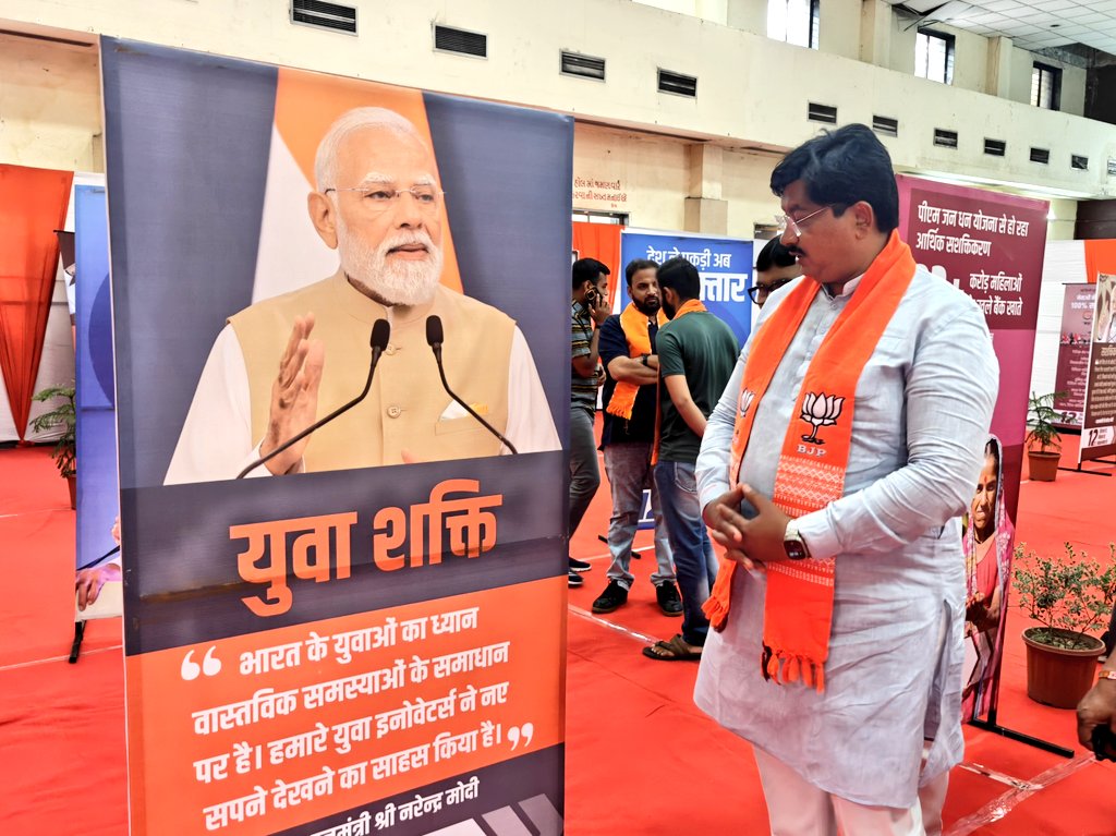 AmitThakerBJP's tweet photo. વેજલપુર વિધાનસભાના વિવિધ વોર્ડના પદાધિકારીઓ અને કાર્યકર્તાઓ સાથે પ્રધાનમંત્રી @narendramodi જીના જનવિકાસ, જનકલ્યાણ અને જનવિશ્વાસના અવિરત 12 વર્ષના નિર્ણાયક નેતૃત્વમાં દેશભરમાં થયેલા અનેક વિધ વિકાસકાર્યોની પ્રદર્શનીને નિહાળી. 
#12YearsOfModiGovt #12YearsOfSeva #ViksitBharat https://t.co/2T2i73QHXQ