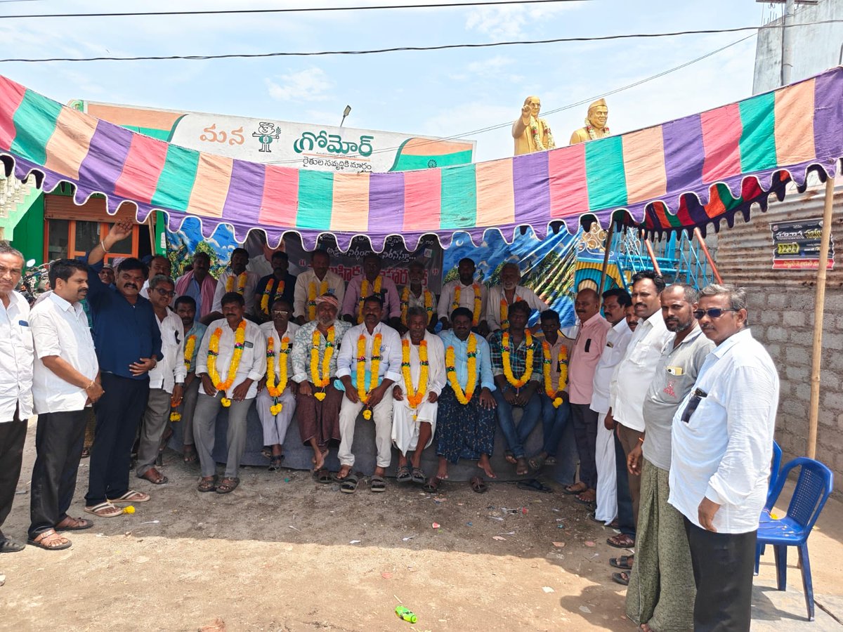 JaganannaCNCTS's tweet photo. బొల్లా బ్రహ్మనాయుడు గారి అక్రమ అరెస్టును ఖండిస్తూ రిలే నిరాహార దీక్ష..

వైఎస్సార్ కాంగ్రెస్ పార్టీ PAC సభ్యులు, వినుకొండ మాజీ శాసనసభ్యులు శ్రీ బొల్లా బ్రహ్మనాయుడు గారి అక్రమ అరెస్టును ఖండిస్తూ ఈరోజు పల్నాడు జిల్లా శావల్యాపురం మండలం శావల్యాపురం కేంద్రంలో వైఎస్సార్ కాంగ్రెస్ పార్టీ నాయకులు,  కాసినేడి ముక్కయ్య.  దేవన బోయిన అంజి వేముల కోటి నారాయణ చలంచర్ల మహా లక్ష్మయ్య. కొమరగిరి లక్ష్మీనారాయణ లింగాల వీరాంజి, చింతా మహేష్, గంజిన బోయిన లక్ష్మయ్య, దూదేకుల సైదా, బొందలపాటి నాగేశ్వరరావు, వేముల శ్రీనివాసరావు, ఇండ్ల గోపి, చలంచర్ల వెంకటేష్ "సామూహిక నిరాహార దీక్ష" చేపట్టారు.

ఈ సందర్భంగా నాయకులు మాట్లాడుతూ, రాజకీయ కక్షసాధింపు చర్యల్లో భాగంగానే బొల్లా బ్రహ్మనాయుడు గారిని అక్రమంగా అరెస్టు చేశారని ఆరోపించారు. ఆయనపై నమోదైన కేసులను వెంటనే ఉపసంహరించుకుని, నిర్దోషిగా విడుదల చేయాలని డిమాండ్ చేశారు.

ఈ నిరసన కార్యక్రమంలో వైఎస్సార్ కాంగ్రెస్ పార్టీ నాయకులు, కార్యకర్తలు, అభిమానులు పెద్ద సంఖ్యలో పాల్గొని తమ సంఘీభావాన్ని ప్రకటించారు. బొల్లా బ్రహ్మనాయుడు గారికి న్యాయం జరిగే వరకు పార్టీ శ్రేణులు పోరాటాన్ని కొనసాగిస్తాయని స్పష్టం చేశారు.

#SadistChandrababu #YSRCP #JaganannaConnects