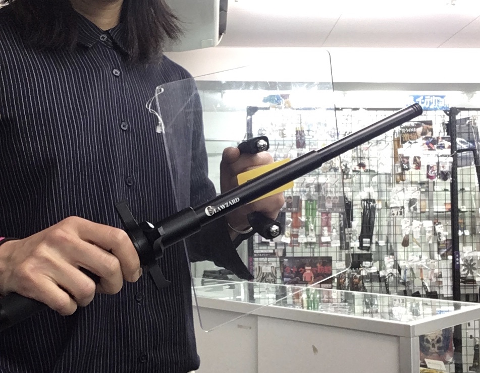 bodyguardAKIBA's tweet photo. 不法に侵入してきた相手が持つ『バールのようなもの』をまずは盾で防いで、警棒で四肢を打撃して機敏な相手の動きをホールドする！複数の人数で侵入された時はじゃあどうする！？初手に催涙スプレーも効果的か！？
そんな風な現実的な想定とそれに沿ったイメトレって凄く大事です！！ https://t.co/oxV1goGNcp