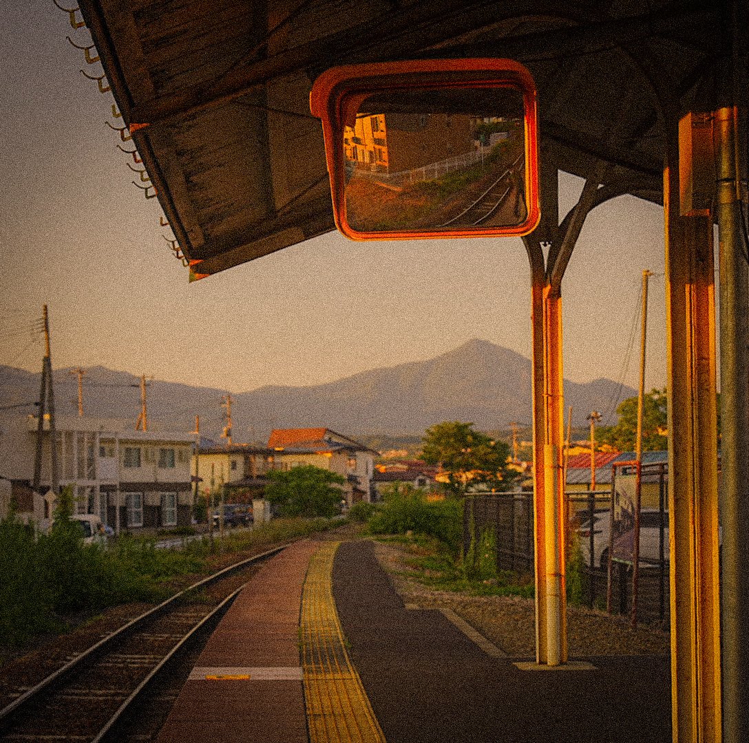 kawata_alpha's tweet photo. 夕暮れの会津、七日町駅。時が止まったようにゆっくり日が暮れていく。

Sunset at Nanukamachi Station in Aizu, Fukushima.Time feels like it's standing still as the sun slowly goes down.

#CinematicPhotography
#SonyAlpha
#会津
#aizu https://t.co/jI5Prd1EL5