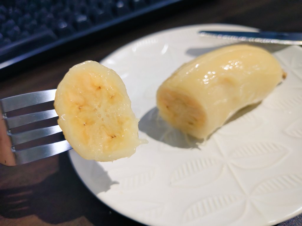 Hideki_Yosida's tweet photo. 今日の午後のおやつはコレ！

アップルバナナを冷凍しておいて、半解凍したものをナイフとフォークで食べる！

いろんな食べ方を試しましたが、僕個人的には一番美味いのです😋

#アップルバナナプロジェクト https://t.co/F6vi6XMLRn