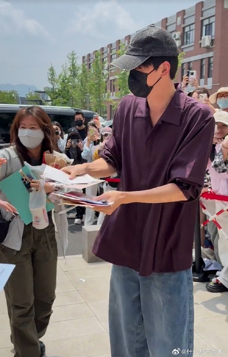 Arik98710926's tweet photo. Just finished my first filming day of this summer’s variety show and I’m already hooked! Candid clips, silly challenges and new friends—def adding this to my must-watch list next month! https://t.co/kUBqes7enM