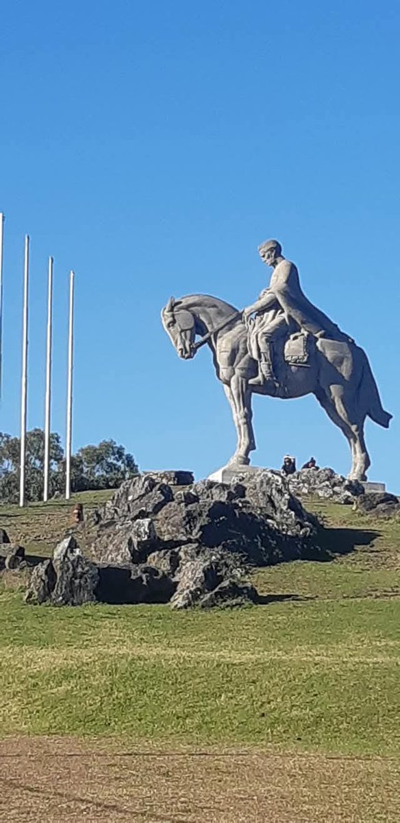 ElOjoChurrinche's tweet photo. Muy buenos días
Amanece, que no es poco
262 aniversario del Nacimiento de #JoséGervasioArtigas 
"Sean los Orientales, tan ilustrados como valientes"
Esta consigna buscaba equilibrar la valentía militar de su pueblo con el desarrollo del conocimiento, la educación y la cultura. https://t.co/qQfNAAdj2D