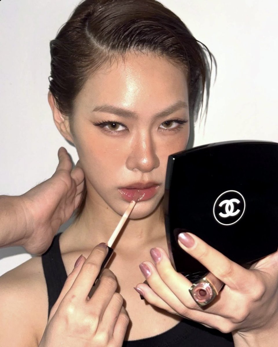 hermiezW's tweet photo. Chanel beauty ✨

#ROUGECOCOHYDRAGLOSS #CHANELMakeup
#emiamily https://t.co/fThV7H9d2g