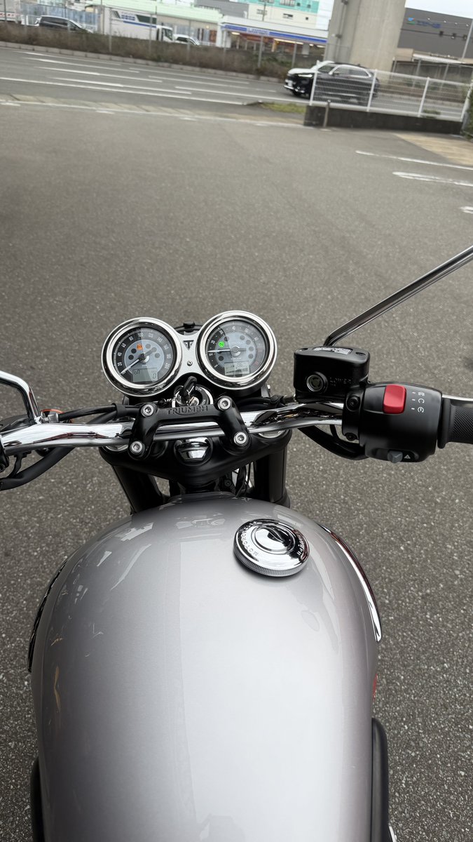 miya_200214's tweet photo. 17日免許取得して、早速納車！
憧れのボンネビル。
しかも一目惚れのババオレンジ！

シート半額なってラッキー https://t.co/pkfvs8ETyR