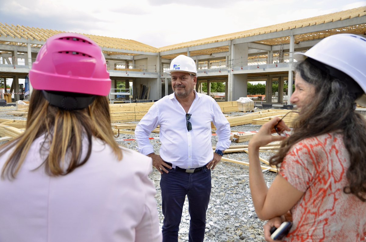departement86's tweet photo. #Éducation | Mirebeau : le chantier du futur pôle socio-éducatif et sportif se poursuit ! 

Un futur équipement qui comprend un collège et une demi-pension, un centre socioculturel pour les enfants de 0 à 16 ans et un complexe sportif couvert 👀

♻️ Un projet exemplaire en matière de transition énergétique pour limiter l’empreinte carbone et réduire la consommation du bâtiment

✅ Ouverture prévue pour la rentrée 2027 

Le Département participe à hauteur de 20M€ et la Communauté de Communes du Haut-Poitou de 6,3M€ 🤝