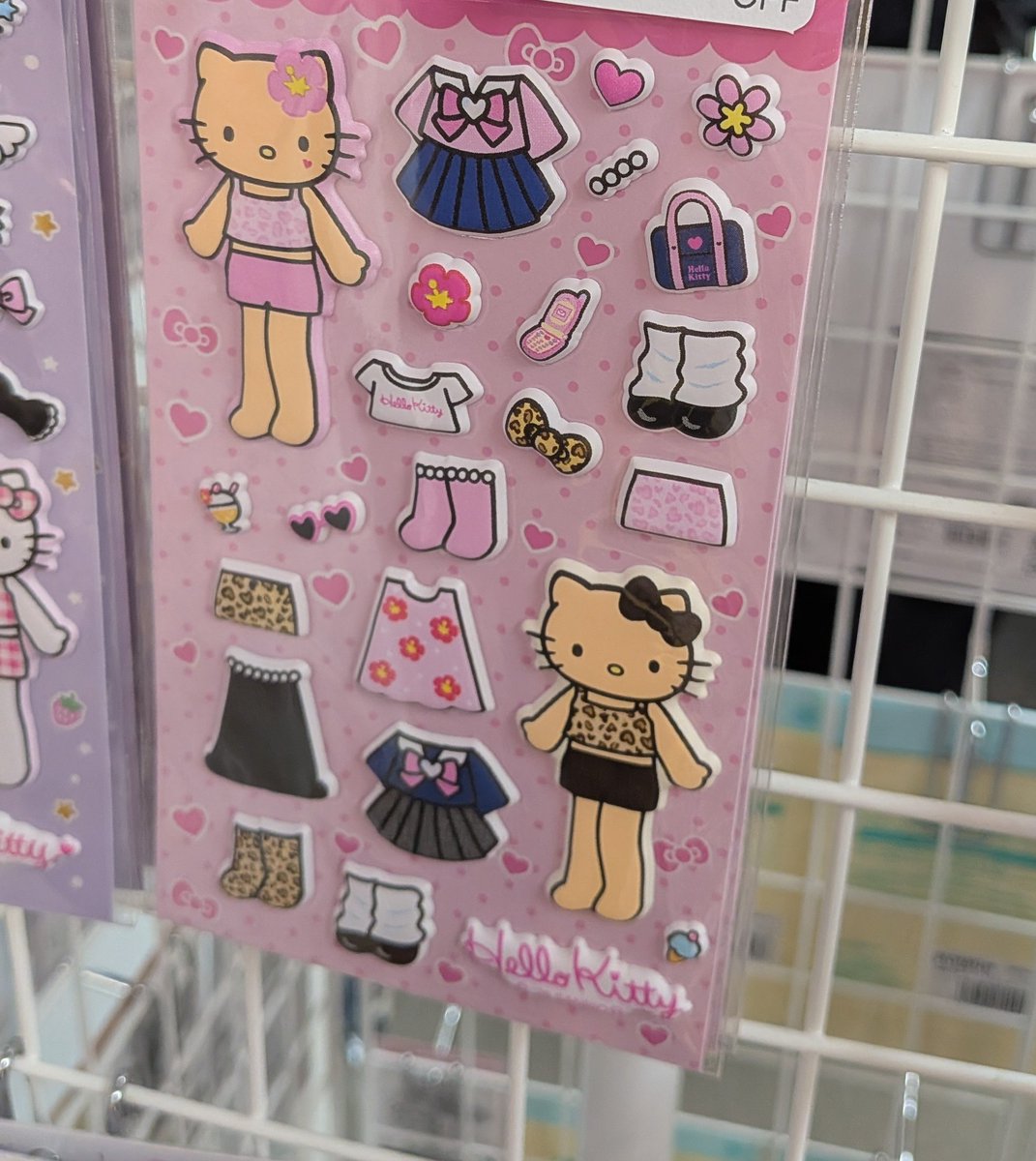 脚が長すぎるキティちゃん