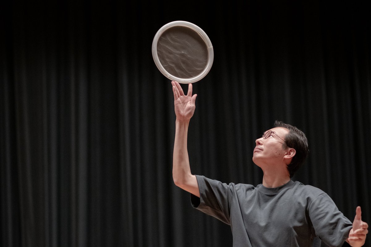 jugglermasayan's tweet photo. 【演技の写真】
シークレット出演者として「つぶら」を演じた写真をいただきました。
#ジャグリングリバイバル というジャグリングに深い思い入れがある人が多い再演の場に、一枚の皿とじっくり向き合う作品を置けてとても良かったと思います。

年月を経ると、自分自身も、皿との関係も、また変わっていく気がしています。
いつかまた、今とは違う「つぶら」として再演できたら嬉しいです。

photo by　@tatsuru_tree