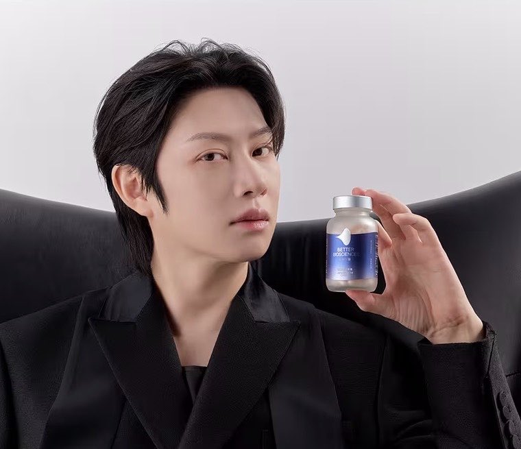 yright_right's tweet photo. 표정부터 포즈까지 너무 왼이고 른이다 https://t.co/iKT3sIX51f