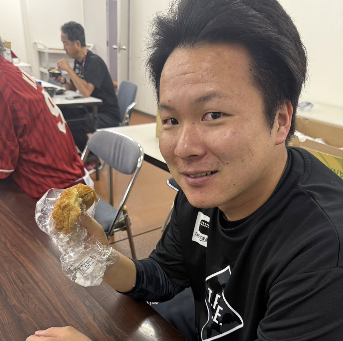 Rakuten__Eagles's tweet photo. 『藤平選手から恒例のシュークリームです。召し上がれ〜』

#藤平尚真 選手が毎回、地元千葉のオススメのシュークリームを差し入れてくれています😋

甘い差し入れに元気をもらい、みんなでエネルギーをチャージして試合に臨みます！

#RakutenEagles
#強鷲革新 https://t.co/NjZ3zeP9Zk