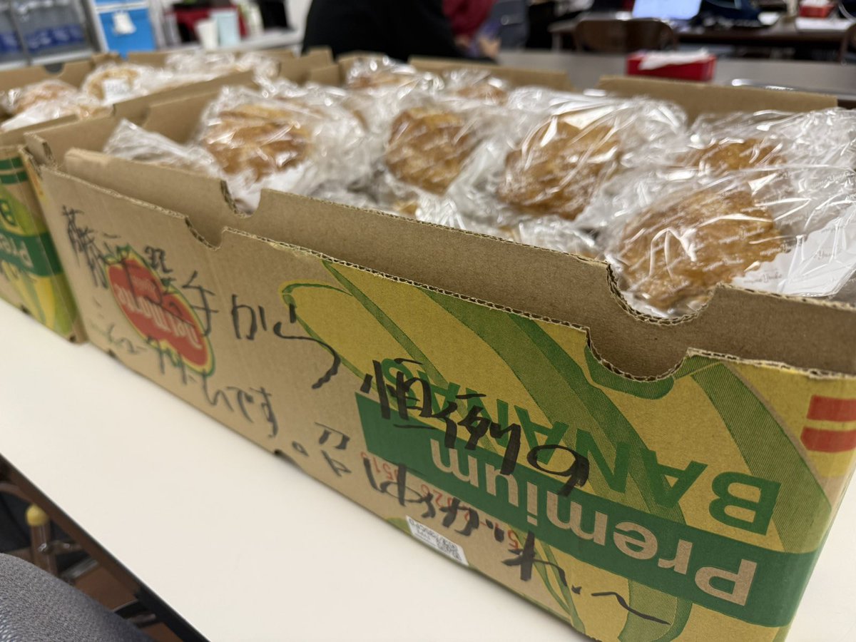 Rakuten__Eagles's tweet photo. 『藤平選手から恒例のシュークリームです。召し上がれ〜』

#藤平尚真 選手が毎回、地元千葉のオススメのシュークリームを差し入れてくれています😋

甘い差し入れに元気をもらい、みんなでエネルギーをチャージして試合に臨みます！

#RakutenEagles
#強鷲革新 https://t.co/NjZ3zeP9Zk