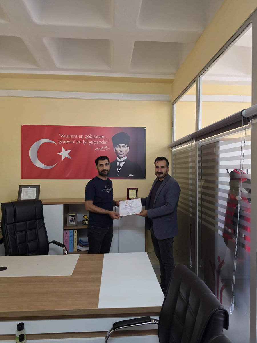 siirtashim's tweet photo. 📜 Eruh MYO’dan Sosyal Hizmet Personelimize Teşekkür Belgesi

Eruh Meslek Yüksekokulu tarafından, 2025-2026 Eğitim-Öğretim Yılı boyunca Sosyal Hizmetler Programı öğrencilerinin uygulama eğitimlerine sağladıkları katkılar nedeniyle Eruh Sosyal Hizmet Merkezi Müdürü Zeki Eliş, Sosyal Çalışmacı Zeynep Damar ve Öğretmen Ekrem Angay’a teşekkür belgesi takdim edilmiştir.

Öğrencilerin uygulama eğitimleri sürecinde gösterilen rehberlik, destek ve iş birliği sayesinde sosyal hizmet alanını yakından tanıma, mesleki bilgi ve becerilerini geliştirme ve saha deneyimi kazanma fırsatı buldukları ifade edilmiştir.

Teşekkür belgeleri, Eruh Meslek Yüksekokulu Müdürü Dr. Öğr. Üyesi Bedrettin Varol tarafından takdim edilirken, öğrencilerin mesleki gelişimlerine sağlanan katkıların önemli olduğu vurgulanmıştır.
@mahinurozdemir @Dr_KemalKzlkaya @tcailesosyal @eruh_kaymakamligi