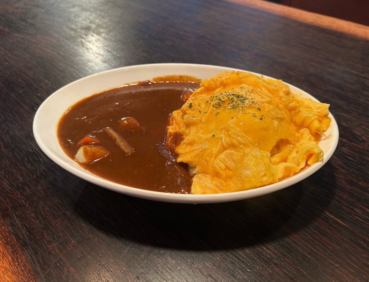 KitchenPoco's tweet photo. みなさん、こんにちは！キッチンポコです😽
これからたくさん投稿していくので是非フォローして下さい🎶🌟

こちらは生クリームとバターを使用したオムカレーです🍛
とろとろの卵が絶品で、スタッフにも人気です✨
ご来店お待ちしてます❕ https://t.co/FY5YurrQZK
