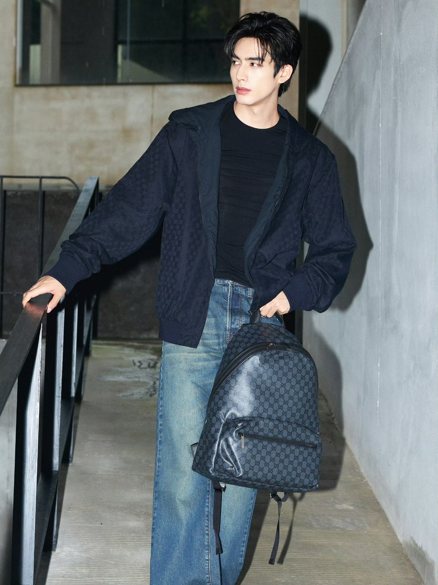 SWL99_update's tweet photo. [260619]

Studio Weibo Update

✈️ Setting off~ Unfolding a handful of anticipation, drifting through a calm state of mind as thoughts wander freely with the wind. 

#SongWeilong #宋威龙

1/3 https://t.co/gUd0QsfTyM