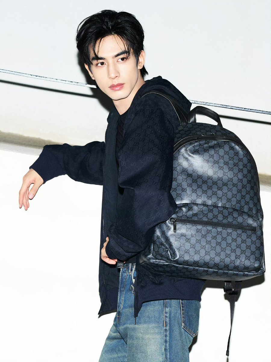 SWL99_update's tweet photo. [260619]

Studio Weibo Update

✈️ Setting off~ Unfolding a handful of anticipation, drifting through a calm state of mind as thoughts wander freely with the wind. 

#SongWeilong #宋威龙

1/3 https://t.co/gUd0QsfTyM