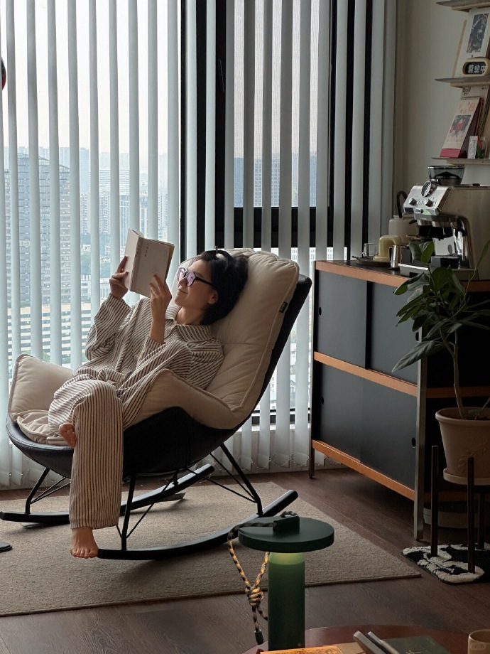 ffXXWRjyHlYWvyx's tweet photo. Just curled up on the sofa with a warm latte and my favorite novel—this is the perfect lazy Sunday vibe , https://t.co/GZE30xEQLP