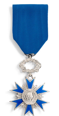DMDisere's tweet photo. Le 8 mai 2026, dernier, le capitaine de corvette Renaud a reçu les insignes de chevalier de l’ordre national du mérite par le général de brigade Antoine Faurichon de la Bardonnie, délégué militaire départemental de l’Isère. Félicitation à lui. https://t.co/yKQXuBYMFJ