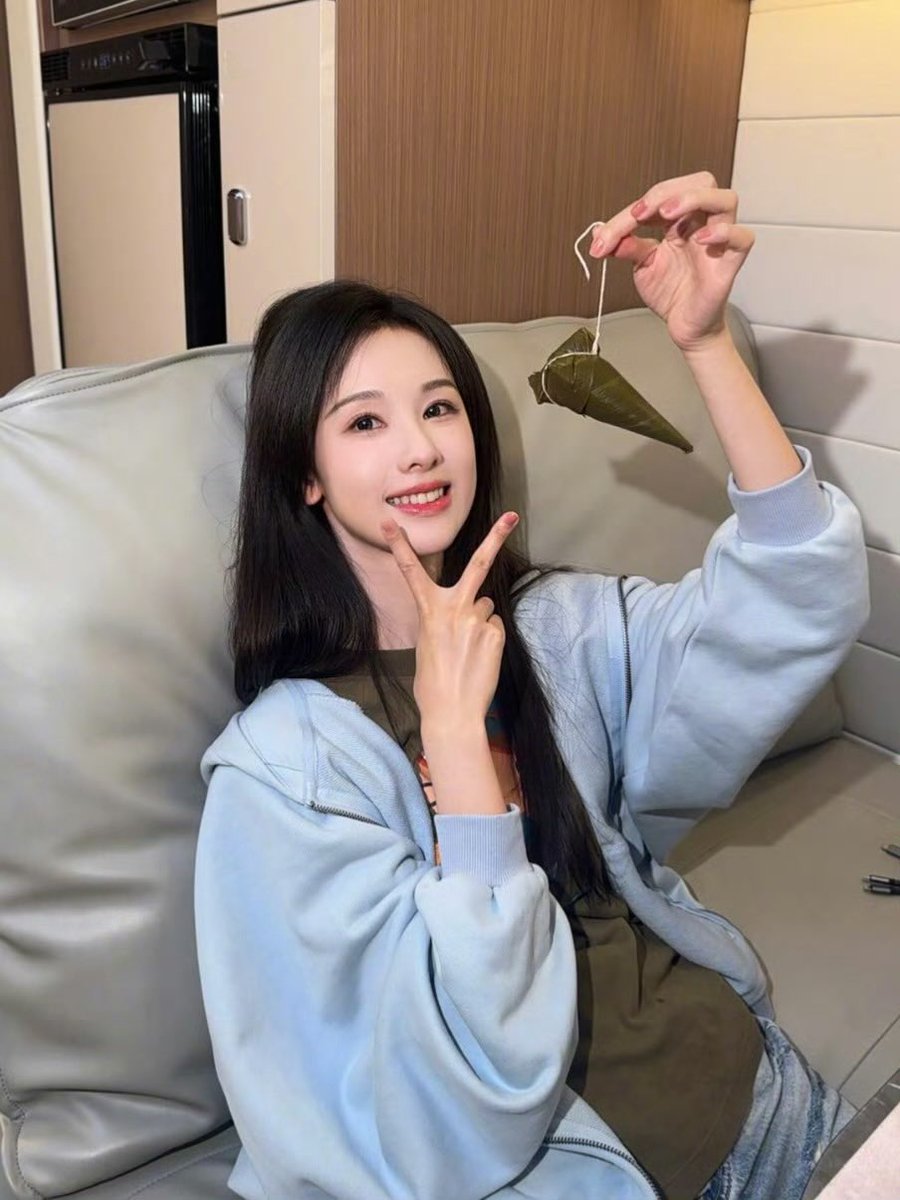 chenduling0996's tweet photo. 被榴莲馅的粽子打了◍⁰ᯅ⁰◍ #陈都灵 #chenduling #嘟嘟 https://t.co/K7LrivVUv5