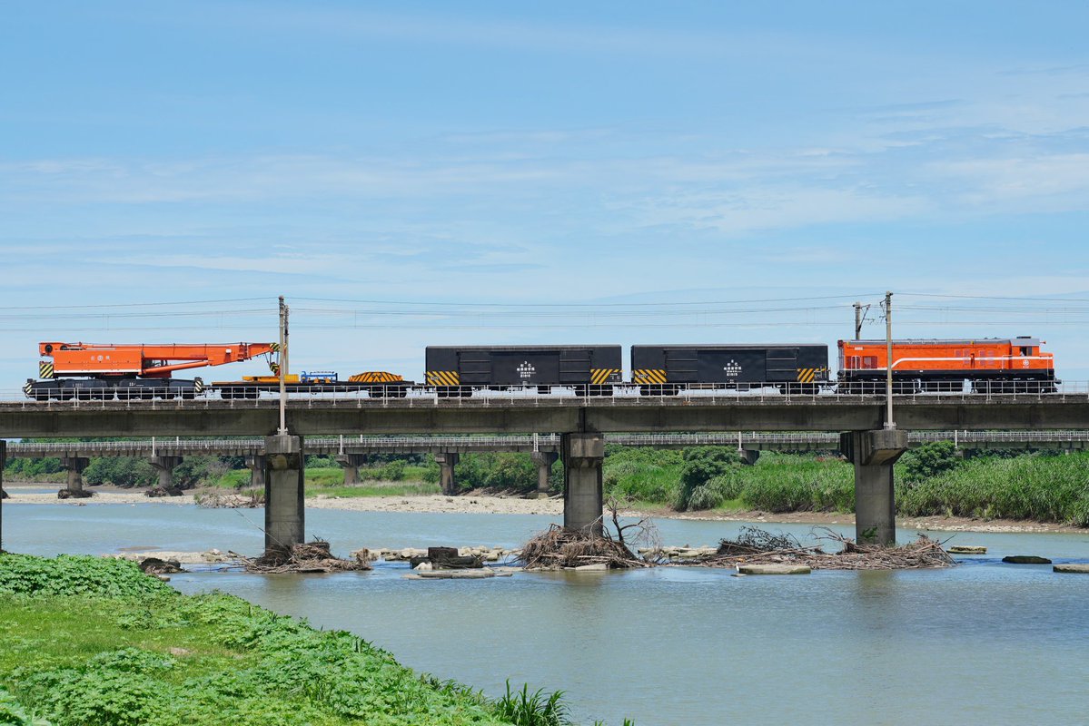 chendick2000's tweet photo. 2026.06.18 台鐵88噸吊車出勤
起床後看到5點半竹南苗栗間怪手翻覆西正線封閉，又看到6點半彰基大吊車出發，以速限60公里計算走完90公里的海線最快8點到竹南，加上調車卸下尾巴兩個蓬車，應該要8點半以後才會進入山線。送完小孩上學7點半從台北出發，應該9點前能到中港溪，於是就這樣決定往南試看看！ https://t.co/qBoCTFMUc3