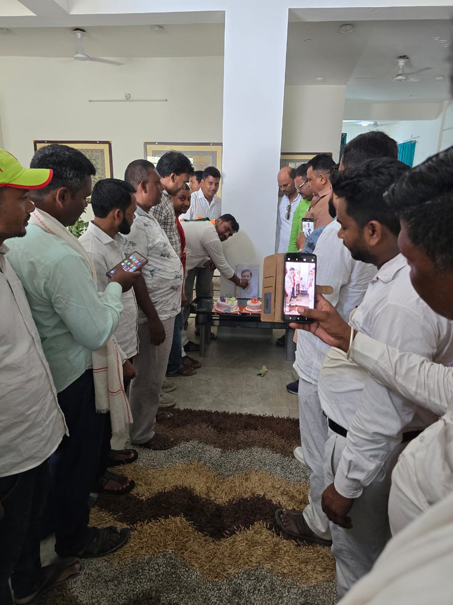 rakeshkumarlyc's tweet photo. राहुल गाँधी जी को जन्मदिवस की अनंत शुभकामनाएँ..!!

बेतिया जिला कांग्रेस कमेटी के केक काट कर सभी कांग्रेस कार्यकर्ताओं ने उत्तम स्वास्थ्य, दीर्घायु एवं राष्ट्रसेवा के संकल्प को निरंतर शक्ति प्रदान करे, ऐसी कामना जिला कांग्रेस कमेटी बेतिया कर रही है। https://t.co/VYJhqD2bty