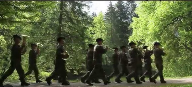 DMDisere's tweet photo. Le saviez-vous ? Les unités alpines n'ont que des 
« FANFARES ». Elles sont composées de caisses claires et de cors de chasse. La fanfare a vocation a être mobile. https://t.co/dhlL3Iw2Yb