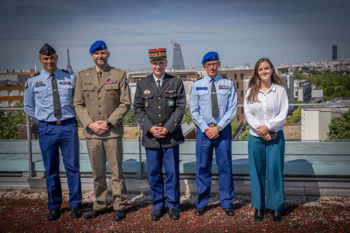 Eurogendfor's tweet photo. On 16 -17 June, the EUROGENDFOR Commander visited the @Gendarmerie  in Paris, meeting with Général de Corps d'Armée Bruno Arviset (GAMG).   

On the agenda: the upcoming French presidency, ongoing missions and future challenges. 🇫🇷🤝

#EUROGENDFOR #LexPaciferat https://t.co/74JDBHPRX3