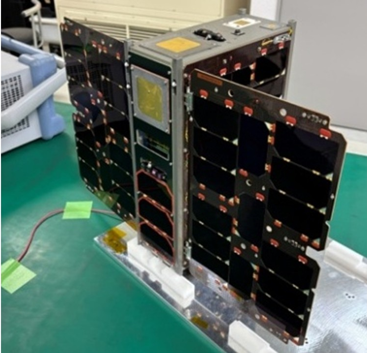 seiren_fukui's tweet photo. 【セーレン参画プロジェクト 超小型衛星「VERTECS」軌道投入・通信成功！】

セーレンも参画している、国立大学法人九州工業大学を中心とする産学官連携プロジェクトにより開発された超小型衛星「VERTECS」が2026年6月12日にH3ロケットにて打ち上げられました！

詳しくは↓
https://t.co/0b8dUU7ehO https://t.co/M2tBW2acf9