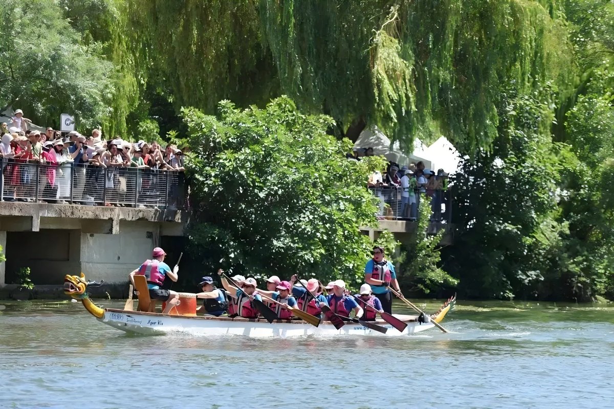 FriendShip7686's tweet photo. 🛶Le bateau-dragon en pleine #Seine ! À l’occasion du #Festival des bateaux-dragons, la 4e édition du Carnaval #international de bateau-dragon en #France a imaginé un concept original : « la rencontre entre Qu Yuan et Napoléon ».🎏 https://t.co/vk88AKNaG1