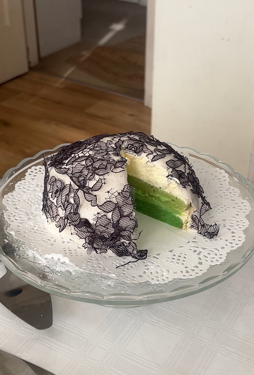 kidasnow's tweet photo. a pandan princess cake! https://t.co/jNnwC4iBTk
