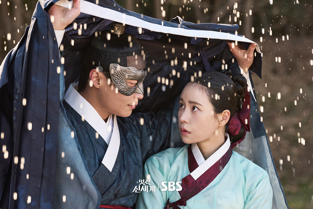 SBSNOW's tweet photo. 이를 어찌한다.. 
멋세계 놓아줄 준비가 안 됐는데..😢
'멋진 신세계' 미공개 스틸 공개💖

더 많은 스틸은 SBS 드라마 공식 인스타그램에서 확인하세요!

📍확인하러 가기
☞ https://t.co/z92tU7cz97

SBS 금토드라마 <멋진 신세계>
☞ 최종회 [토] 밤 9시 50분

#SBS금토드라마 #멋진신세계
#MyRoyalNemesis
#임지연 #허남준