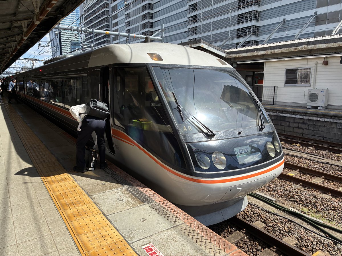 TrainTetsujiro's tweet photo. 383系しなの名古屋長野往復6時間完乗しました。
加速はいまだにスムーズで最近の軽い車両のフワフワ感はなく、沈み込んで地面に這い着く感じが堪りません。
385系は果たしてどのような乗り心地になるのでしょうか。 https://t.co/AEhvCrRYIP