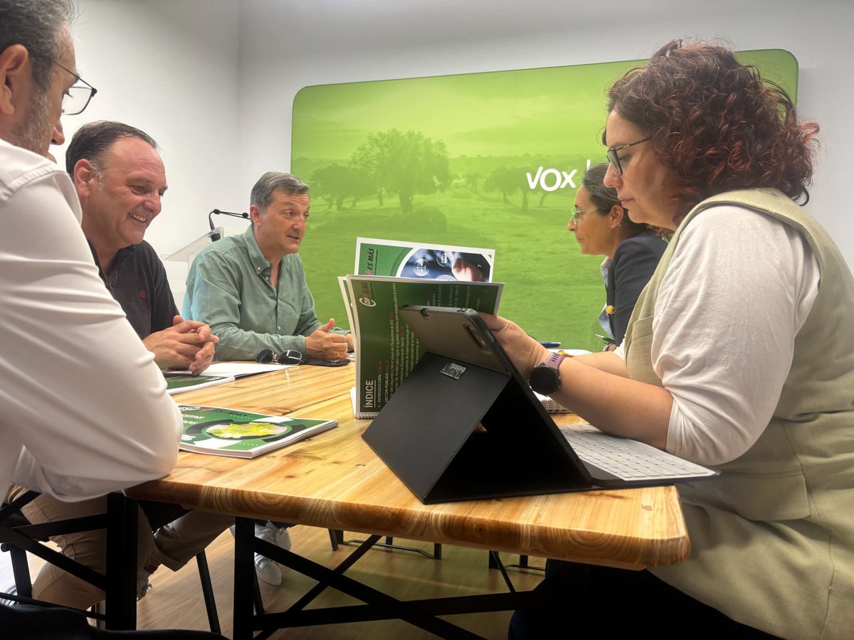 CSIFExtremadura's tweet photo. CSIF se reúne con diputadas de @Vox_AsambleaEx en su ronda de contactos con los grupos parlamentarios para presentar nuestro documento de 70 medidas con propuestas concretas para los próximos Presupuestos Autonómicos.
#CSIF+EsMás https://t.co/WftsjL3vNE