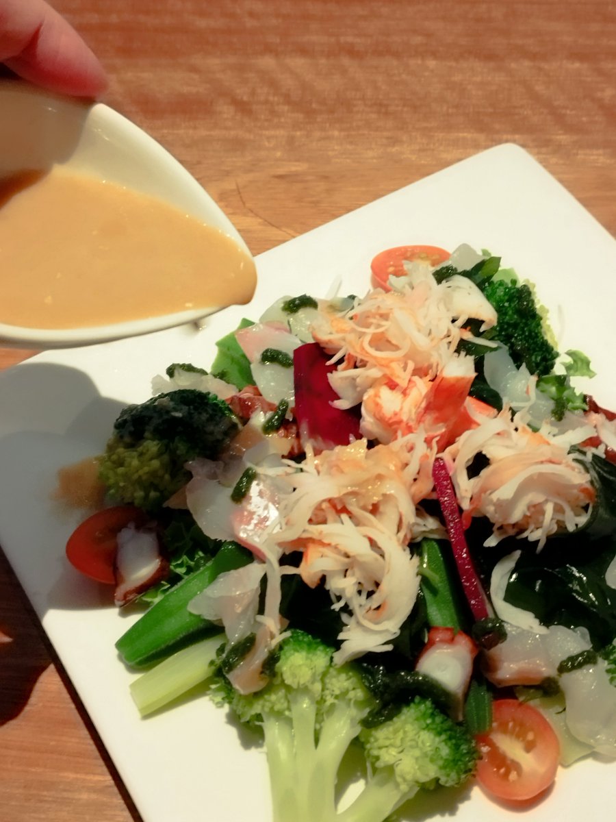 SAKANA_KLCC's tweet photo. KLの日本料理店 Sakana Japanese Diningは、明るく賑やかなランチタイムと比べて、夜は日本の懐かしい曲が流れるお店へ変わります😊最近は日本人の方が増え、居酒屋メニューが人気です。
是非お気軽にご来店下さい！ https://t.co/91UEwhg4b4