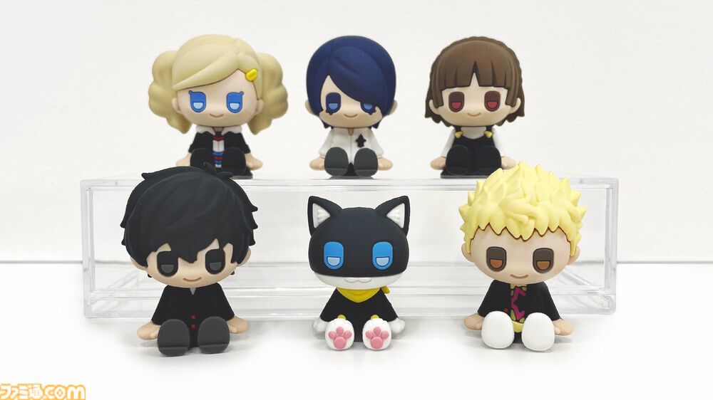 famitsu's tweet photo. 【P5R】『ペルソナ5 ザ・ロイヤル』のグッズが100円ショップに登場
https://t.co/hqULwmW5kP

アクスタやアクキー、ぬいぐるみポーチにラバーフィギュアなど全8種がラインアップ。

全国のダイソー、セリアにて6月下旬より順次発売。なお値段は110円～550円までさまざま。 https://t.co/wN4fNHtae2