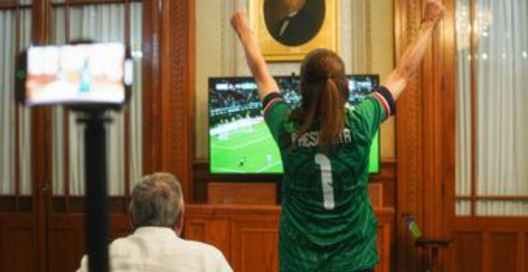 cardonamex's tweet photo. Mintió una vez más @Claudiashein .

El castillo de Chapultepec NO SE RENTA, como aseguró a preguntas de @rynram , tras el festín "Mariantoniesco" de la Cena de gala y bienvenida presidencial a la que asistió como presidenta de México, en un ambiente extremadamente "socialité", digno de la "realeza".

Tenemos a una presidentA aliada al narco, la opulencia social que hace flaquear su "conciencia social" con actitudes dignas de la "realeza europea", que aplaudían quienes trajeron al país a Maximiliano. 

Y además tendrá el saludo físico del Rey de España, a quien finalmente "eximió de la disculpa pública" luego de que "Hernán Cortés arrasara con el pais mexica". 

Mentir. Es su estrategia para conservar el poder. Ya no puede darse baños de Pueblo para no exponerse a las mentadas de madre y la burla nacional. Nadie olvida a los 136 mil desaparecidos y los 260 mil asesinatos durante los 8 años de gobierno cuatrotero. 

Tiene que encerrarse en un cuarto del Palacio donde habita a todo lujo, para tomarse una foto en soledad, con su segundo esposo ligado a trabajos con Narcotráficantes. 

El fútbol unió a los mexicanos en un partido que llenó de felicidad a millones que ella a intentado enfrentar por una doctrina política de polarización social, aliada a la delincuencia. 

"No pudo salir al zócalo a gozar de la hermandad entre los mexicanos" que olvidaron sus diferencias políticas por un partido de fútbol que no borra Asesinatos ni desapariciones, pero que les dio un respiro de unidad más allá de los miserables discursitos polarizantes y clasistas. 

El pueblo mexicano es infinitamente más grande que su presidenta.

¿De que te vas a disfrazar Claudia para recibir al Rey de España que tanto odias?. 

Cae más pronto un hablador que un cojo.

Un error del portero Coreano, dio a millones de mexicanos, la felicidad (efímera) de sentirse Unidos, sin coraje entre hermanos, sin odios sembrados por @Claudiashein
Y @PartidoMorenaMx.

¡Portero coreano, ya eres Mexicano!. 

¡El pueblo y unido, jamás será vencido!

¡Gulp!