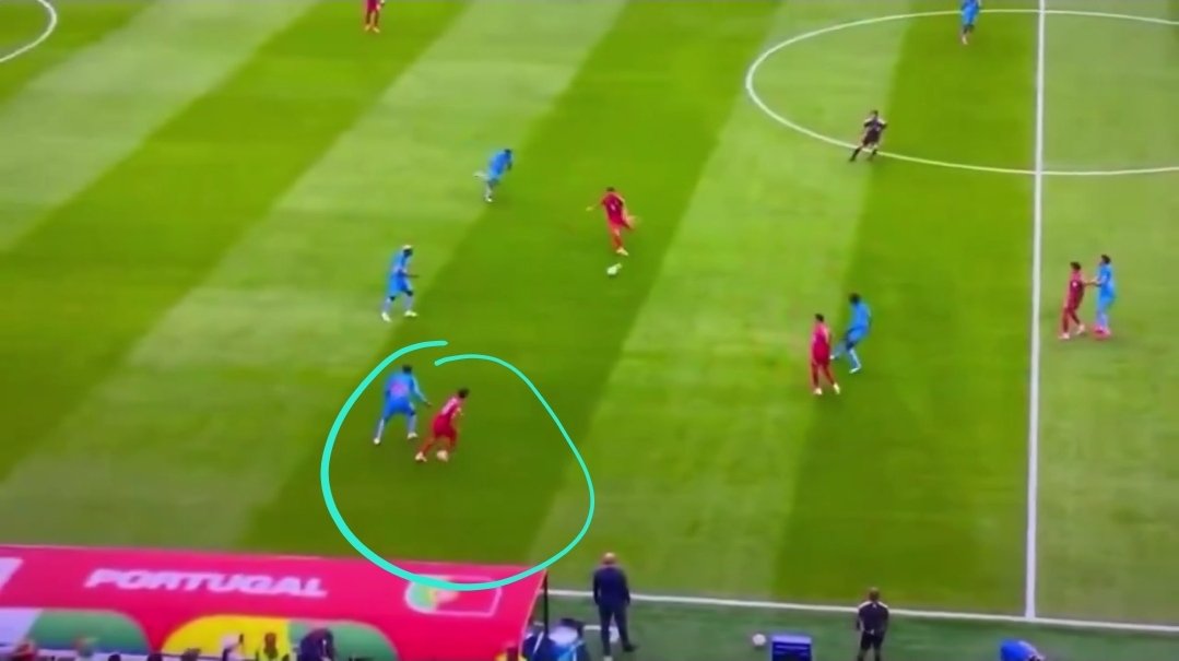 DriedToaster's tweet photo. @TimmtTimmy @TouchmineX What about him? Are you blind? Bruno can also literslly dribble himself and wait for options. Make the risk. Portugal barely took risks for the entire 90 minutes 💀 https://t.co/49q6FyGjEa